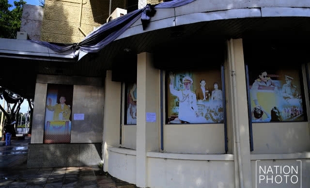 พระบรมฉายาลักษณ์ ในหลวง ร.9 หน้าศึกษาภัณฑ์