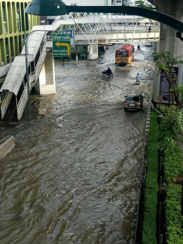 (รวมภาพ) ฝนถล่มกรุง 
เช้าวันนี้..(14 ต.ค.)
น้ำท่วมหลายจุดในกทม.