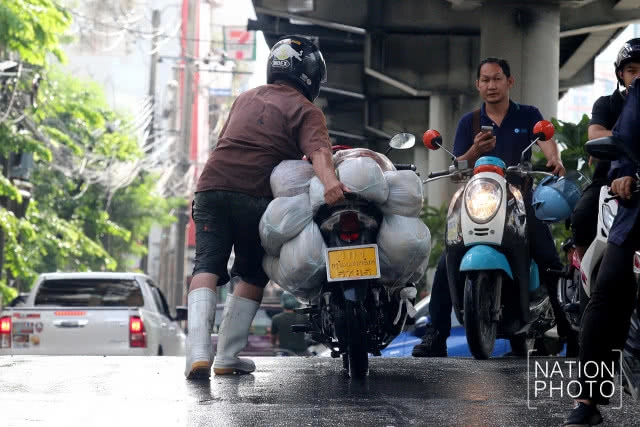 ถนนอโศก-ดินแดงกลายเป็นคลองหลังฝนถล่มกรุงทั้งคืน