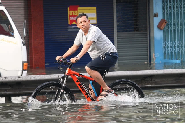 ถนนอโศก-ดินแดงกลายเป็นคลองหลังฝนถล่มกรุงทั้งคืน