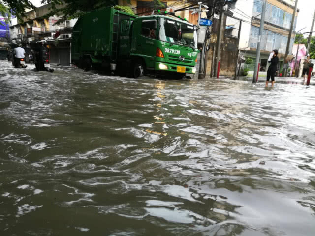 (รวมภาพ) ฝนถล่มกรุง 
เช้าวันนี้..(14 ต.ค.)
น้ำท่วมหลายจุดในกทม.