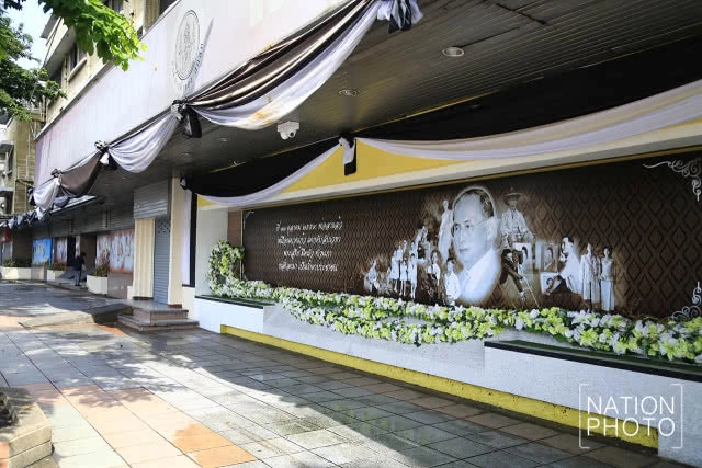 พระบรมฉายาลักษณ์ ในหลวง ร.9 หน้าศึกษาภัณฑ์