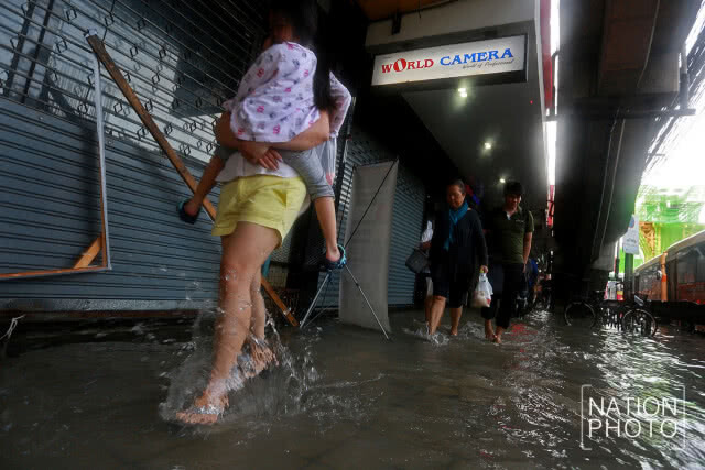 น้ำท่วมขังถนนพหลโยธินหลังฝนตกหนักตลอดคืน