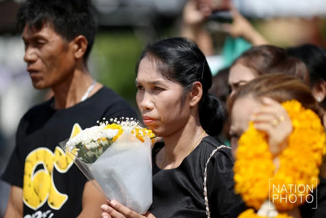สมเด็จพระเจ้าอยู่หัว ร.10 ทรงพระกรุณาโปรดเกล้าฯ ตั้งซุ้มพระบรมฉายาลักษณ์ ร.9