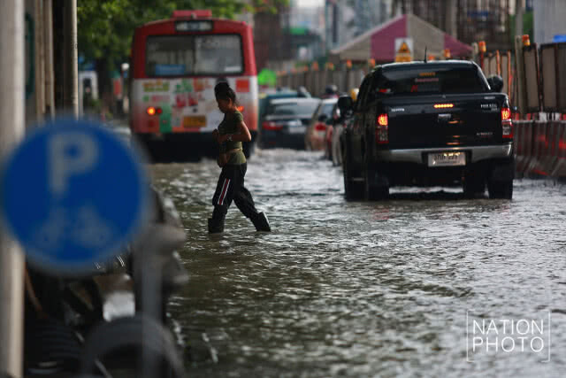 น้ำท่วมขังถนนพหลโยธินหลังฝนตกหนักตลอดคืน