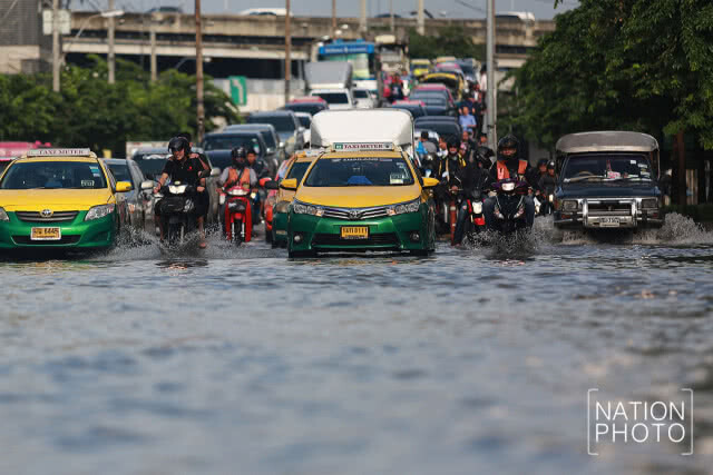 น้ำท่วมขังถนนพหลโยธินหลังฝนตกหนักตลอดคืน