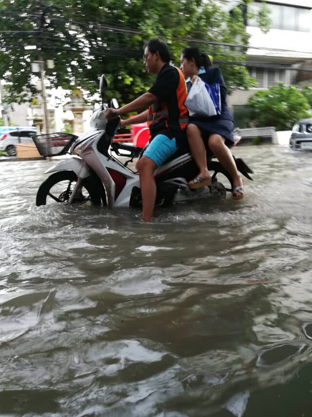(รวมภาพ) ฝนถล่มกรุง 
เช้าวันนี้..(14 ต.ค.)
น้ำท่วมหลายจุดในกทม.