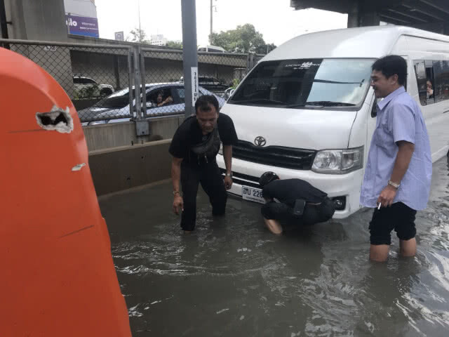"ศรีวราห์" สั่ง ตร.ทุกหน่วย ช่วยเหลือ ปชช. แก้วิกฤตจราจร ถนนวิภาฯ
