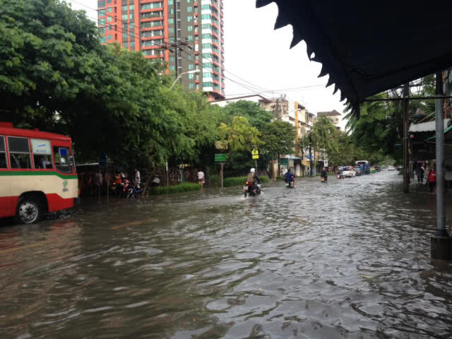 (รวมภาพ) ฝนถล่มกรุง 
เช้าวันนี้..(14 ต.ค.)
น้ำท่วมหลายจุดในกทม.