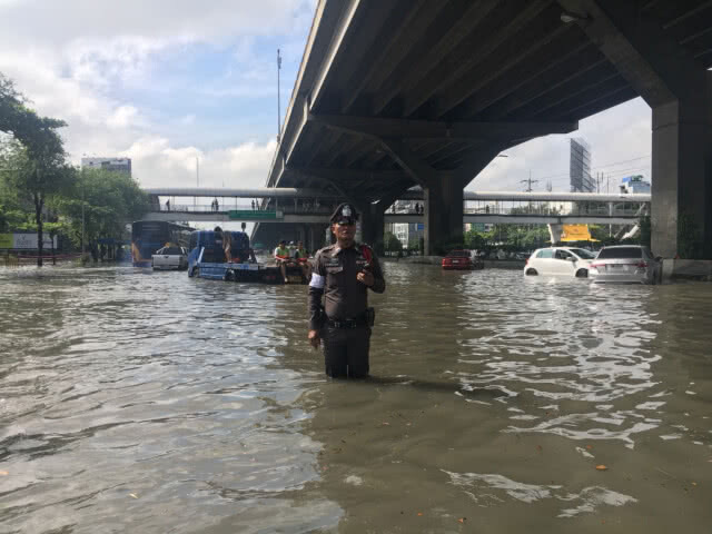 "ศรีวราห์" สั่ง ตร.ทุกหน่วย ช่วยเหลือ ปชช. แก้วิกฤตจราจร ถนนวิภาฯ
