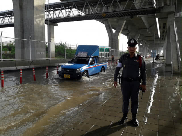 (รวมภาพ) ฝนถล่มกรุง 
เช้าวันนี้..(14 ต.ค.)
น้ำท่วมหลายจุดในกทม.