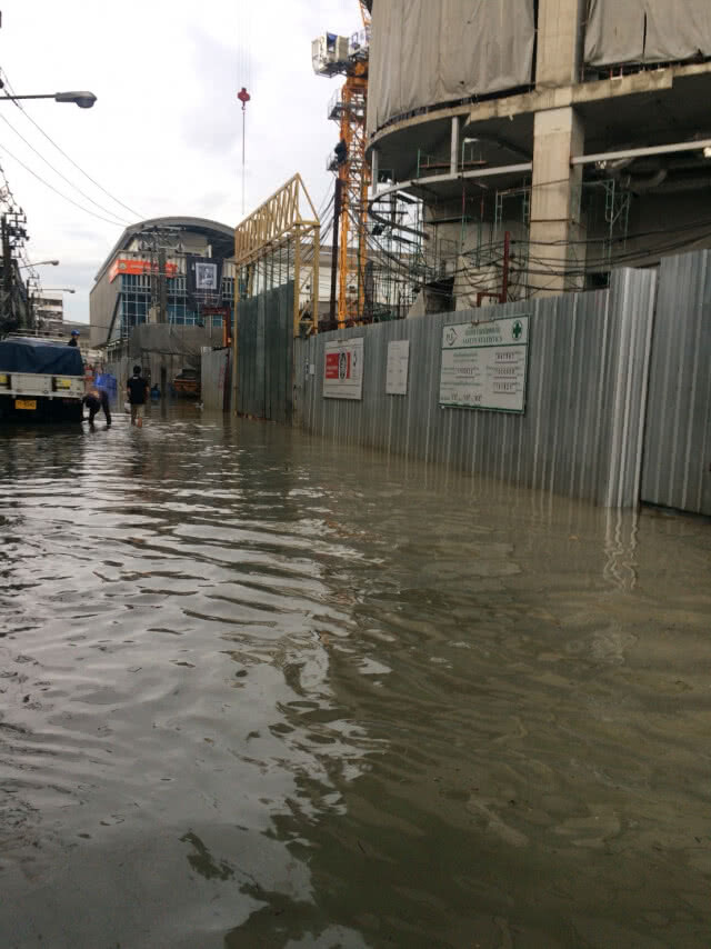 (รวมภาพ) ฝนถล่มกรุง 
เช้าวันนี้..(14 ต.ค.)
น้ำท่วมหลายจุดในกทม.