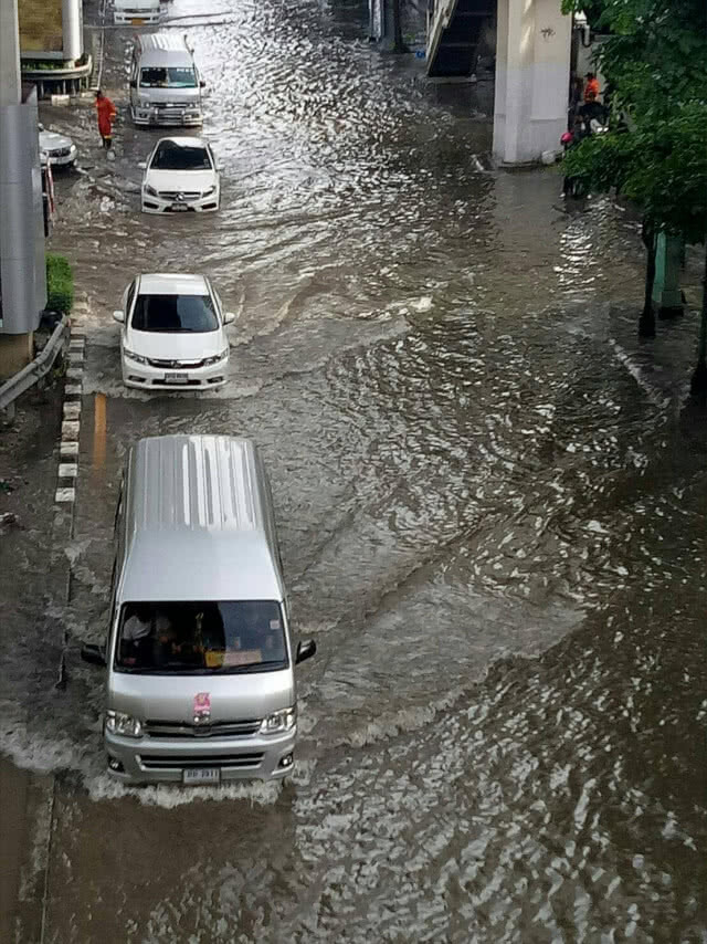 (รวมภาพ) ฝนถล่มกรุง 
เช้าวันนี้..(14 ต.ค.)
น้ำท่วมหลายจุดในกทม.