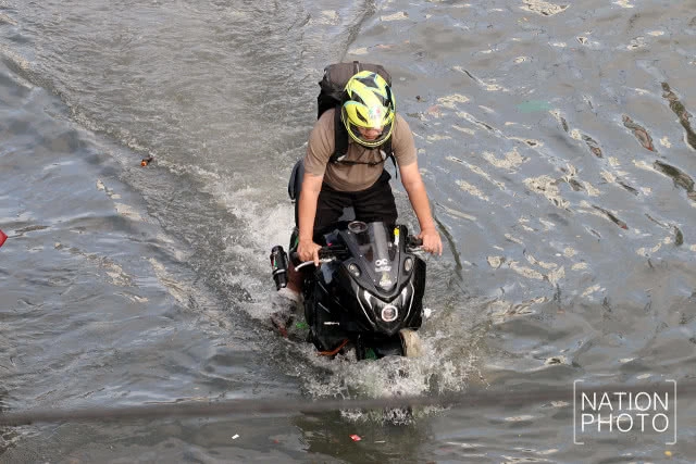 ถนนอโศก-ดินแดงกลายเป็นคลองหลังฝนถล่มกรุงทั้งคืน