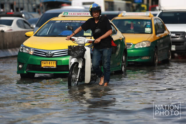 น้ำท่วมขังถนนพหลโยธินหลังฝนตกหนักตลอดคืน