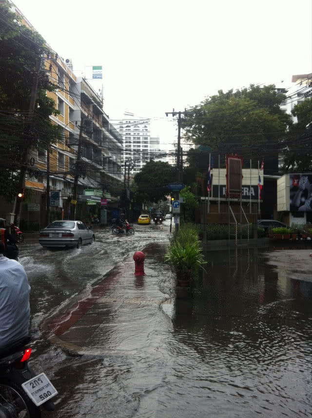 (รวมภาพ) ฝนถล่มกรุง 
เช้าวันนี้..(14 ต.ค.)
น้ำท่วมหลายจุดในกทม.