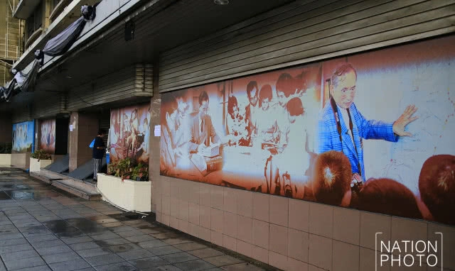 พระบรมฉายาลักษณ์ ในหลวง ร.9 หน้าศึกษาภัณฑ์