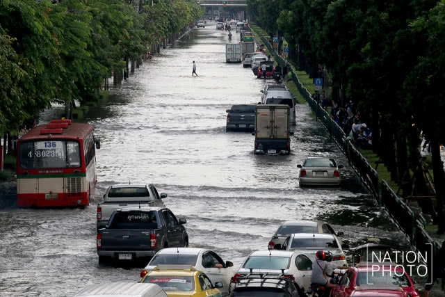 ถนนรัชดา การจราจรติดขัดอย่างหนัก