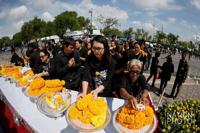 สมเด็จพระเจ้าอยู่หัว ร.10 ทรงพระกรุณาโปรดเกล้าฯ ตั้งซุ้มพระบรมฉายาลักษณ์ ร.9
