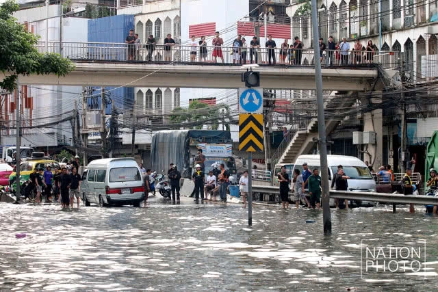 ถนนอโศก-ดินแดงกลายเป็นคลองหลังฝนถล่มกรุงทั้งคืน