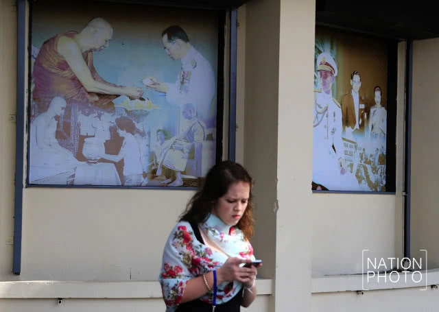 พระบรมฉายาลักษณ์ ในหลวง ร.9 หน้าศึกษาภัณฑ์