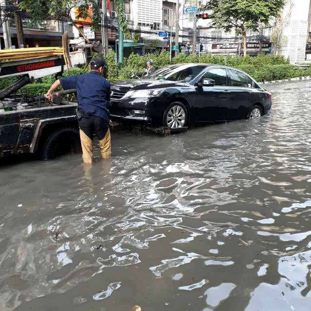 (รวมภาพ) ฝนถล่มกรุง 
เช้าวันนี้..(14 ต.ค.)
น้ำท่วมหลายจุดในกทม.