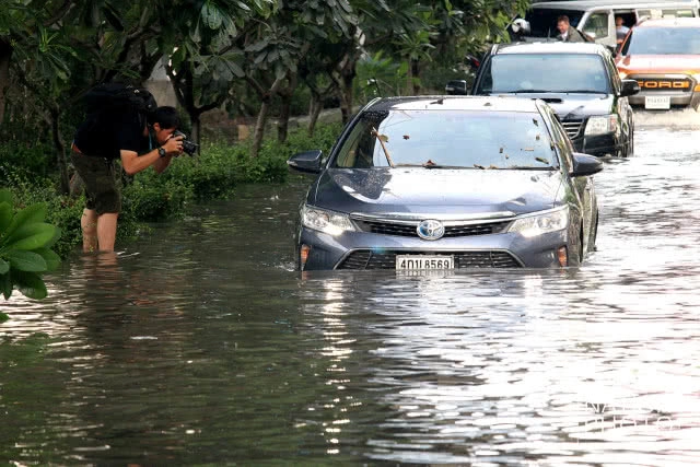 ถนนอโศก-ดินแดงกลายเป็นคลองหลังฝนถล่มกรุงทั้งคืน
