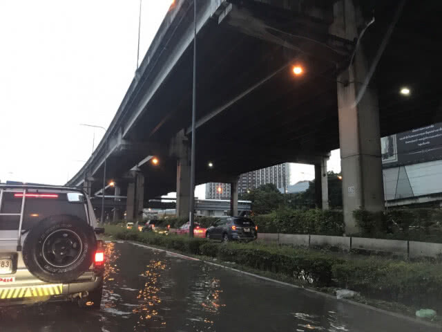 (รวมภาพ) ฝนถล่มกรุง 
เช้าวันนี้..(14 ต.ค.)
น้ำท่วมหลายจุดในกทม.