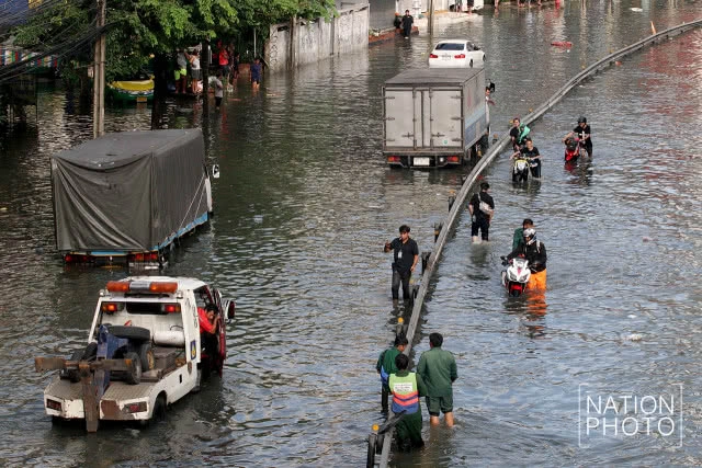 ถนนอโศก-ดินแดงกลายเป็นคลองหลังฝนถล่มกรุงทั้งคืน