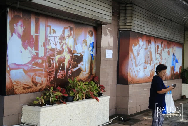 พระบรมฉายาลักษณ์ ในหลวง ร.9 หน้าศึกษาภัณฑ์