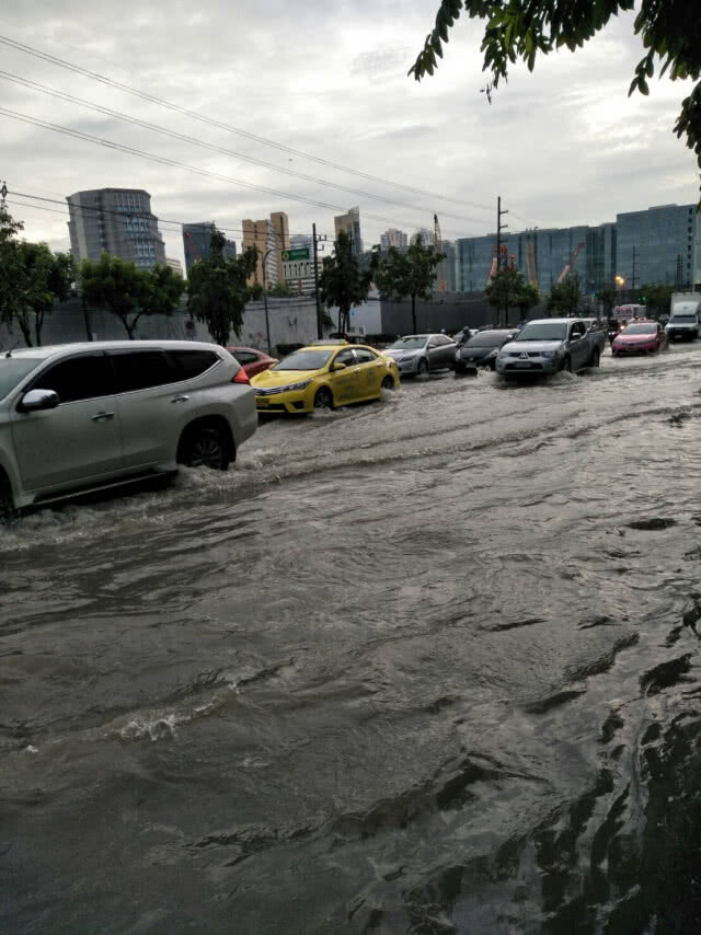 (รวมภาพ) ฝนถล่มกรุง 
เช้าวันนี้..(14 ต.ค.)
น้ำท่วมหลายจุดในกทม.