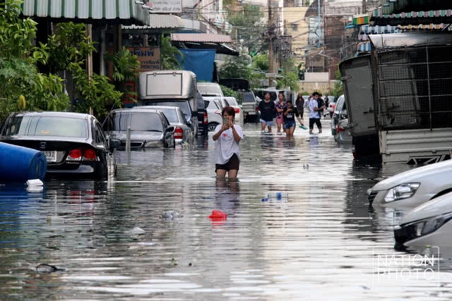 ถนนอโศก-ดินแดงกลายเป็นคลองหลังฝนถล่มกรุงทั้งคืน