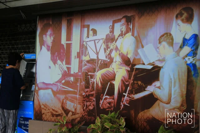 พระบรมฉายาลักษณ์ ในหลวง ร.9 หน้าศึกษาภัณฑ์