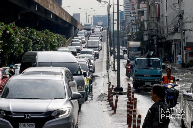 ถนนอโศก-ดินแดงกลายเป็นคลองหลังฝนถล่มกรุงทั้งคืน