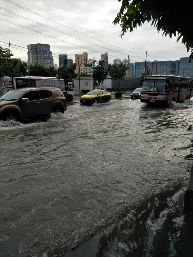 (รวมภาพ) ฝนถล่มกรุง 
เช้าวันนี้..(14 ต.ค.)
น้ำท่วมหลายจุดในกทม.