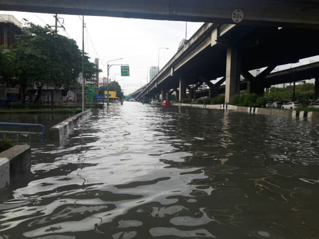(รวมภาพ) ฝนถล่มกรุง 
เช้าวันนี้..(14 ต.ค.)
น้ำท่วมหลายจุดในกทม.