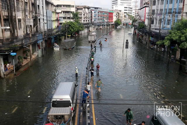 ถนนอโศก-ดินแดงกลายเป็นคลองหลังฝนถล่มกรุงทั้งคืน