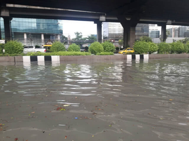 (รวมภาพ) ฝนถล่มกรุง 
เช้าวันนี้..(14 ต.ค.)
น้ำท่วมหลายจุดในกทม.