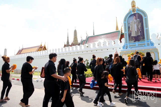สมเด็จพระเจ้าอยู่หัว ร.10 ทรงพระกรุณาโปรดเกล้าฯ ตั้งซุ้มพระบรมฉายาลักษณ์ ร.9