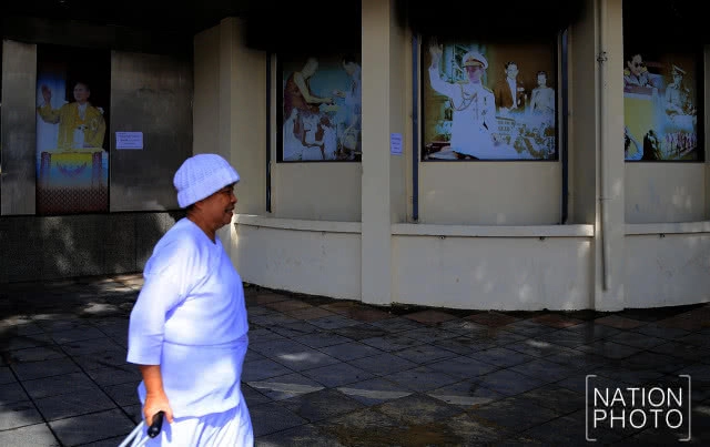 พระบรมฉายาลักษณ์ ในหลวง ร.9 หน้าศึกษาภัณฑ์