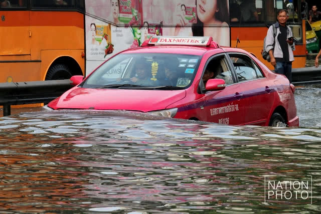 ถนนอโศก-ดินแดงกลายเป็นคลองหลังฝนถล่มกรุงทั้งคืน