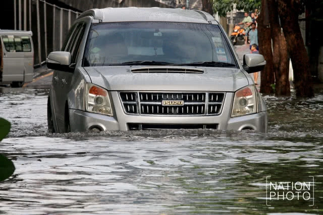 ถนนอโศก-ดินแดงกลายเป็นคลองหลังฝนถล่มกรุงทั้งคืน