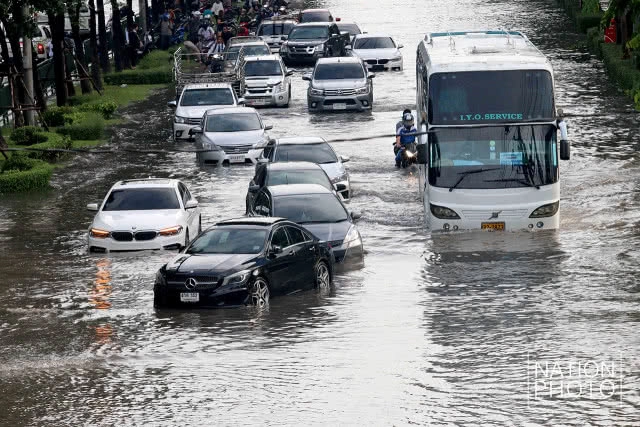 ถนนรัชดา การจราจรติดขัดอย่างหนัก