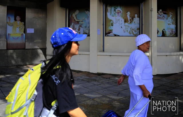 พระบรมฉายาลักษณ์ ในหลวง ร.9 หน้าศึกษาภัณฑ์