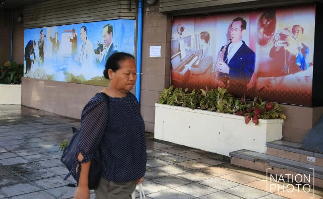 พระบรมฉายาลักษณ์ ในหลวง ร.9 หน้าศึกษาภัณฑ์