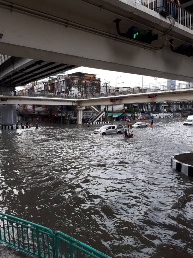 (รวมภาพ) ฝนถล่มกรุง 
เช้าวันนี้..(14 ต.ค.)
น้ำท่วมหลายจุดในกทม.