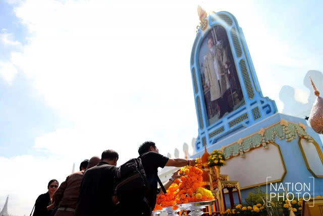 สมเด็จพระเจ้าอยู่หัว ร.10 ทรงพระกรุณาโปรดเกล้าฯ ตั้งซุ้มพระบรมฉายาลักษณ์ ร.9