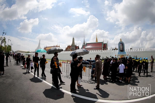 สมเด็จพระเจ้าอยู่หัว ร.10 ทรงพระกรุณาโปรดเกล้าฯ ตั้งซุ้มพระบรมฉายาลักษณ์ ร.9