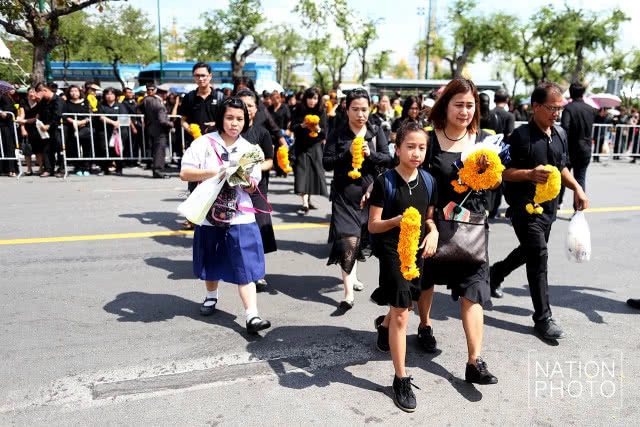 สมเด็จพระเจ้าอยู่หัว ร.10 ทรงพระกรุณาโปรดเกล้าฯ ตั้งซุ้มพระบรมฉายาลักษณ์ ร.9