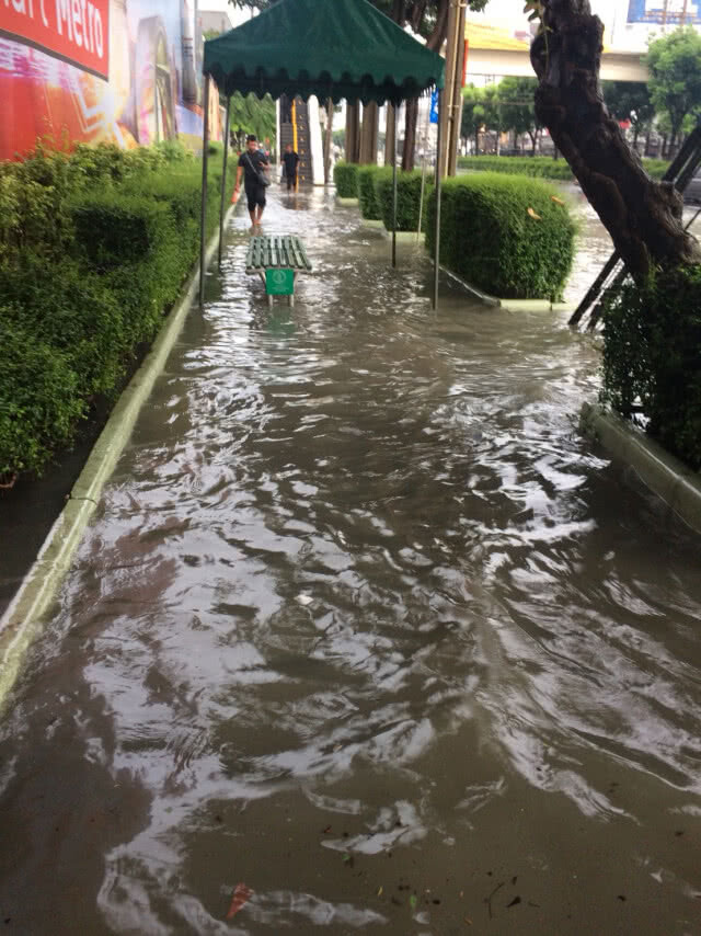 (รวมภาพ) ฝนถล่มกรุง 
เช้าวันนี้..(14 ต.ค.)
น้ำท่วมหลายจุดในกทม.